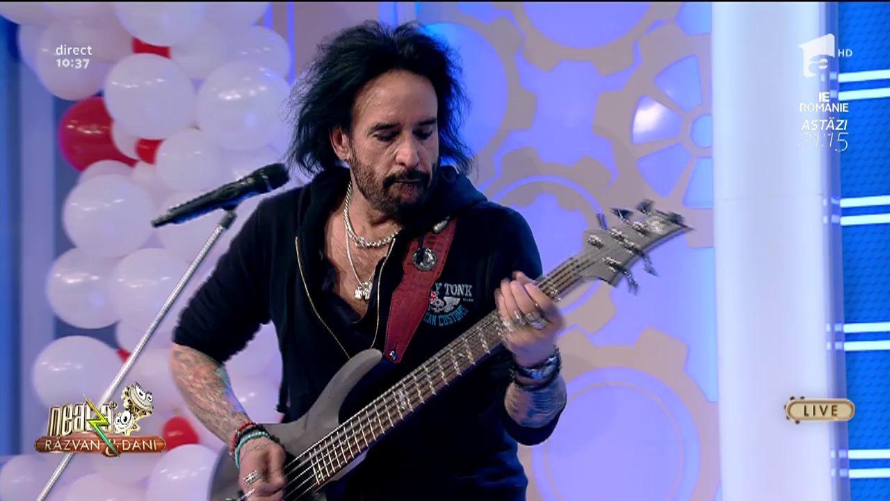 Marco Mendoza,  fostul basist al trupelor Whitesnake și Thin Lizzy, cântă, LIVE, melodia 