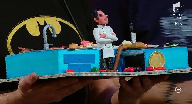 Chef Sorin Bontea, varianta dulce! Colegii i-au pregătit un tort care l-a făcut să zâmbeacă pe juratului ”Chef la cuțite”