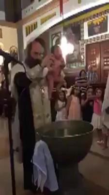 Botez de coșmar! Preot, de necontrolat, în momentul în care bagă un bebeluș în cristelniță. Părinții priveau înmărmuriți: 