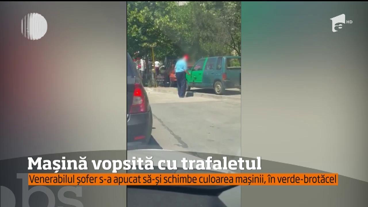 Nu există așa ceva! Un bărbat din Bucureşti și-a vopsit mașina cu.... trafaletul. A ieșit în fața blocului și s-a apucat de treabă (VIDEO)