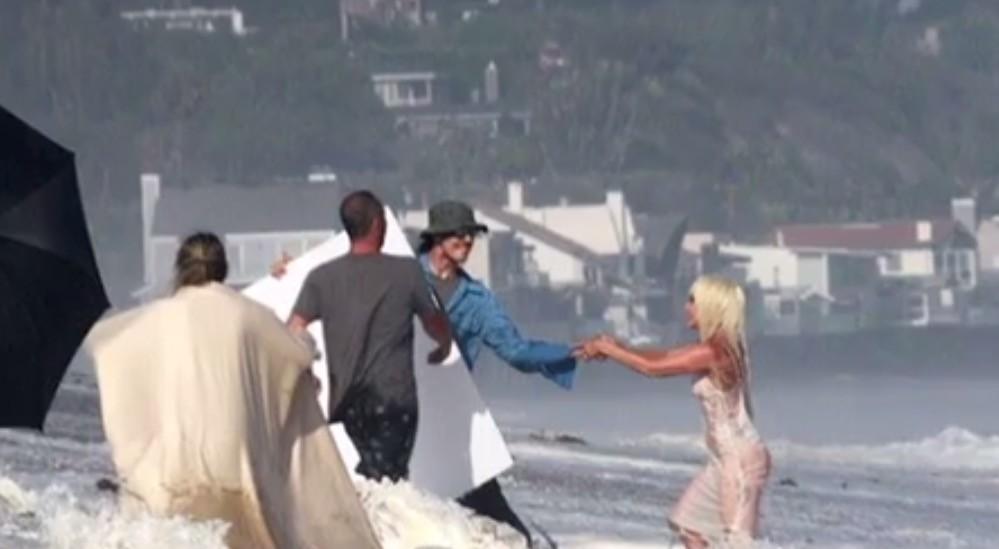WOW! De când e ea atât de sexy?! Cum a apărut Lady Gaga pe o plajă? Toți ochii bărbaților au fost pe ea! (VIDEO)