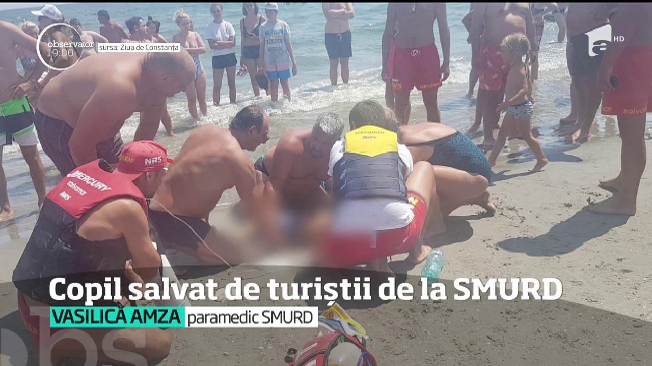 Un copil luat de mare a fost salvat de doi soţi de la SMURD, aflaţi întâmplător pe plaja din Mamaia