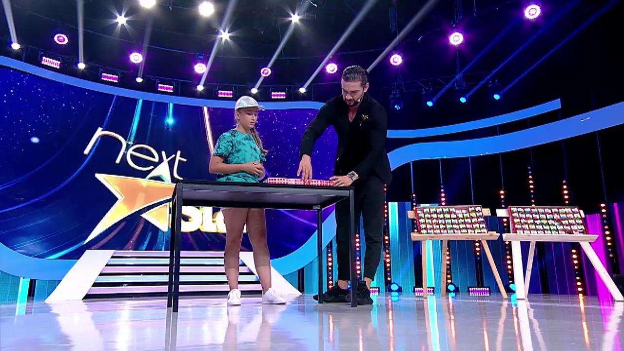Alexia, spectacol cu O SUTĂ de cuburi Rubik! Fetița aceasta e un adevărat FENOMEN! „Am 5000 de combinații în cap acum”
