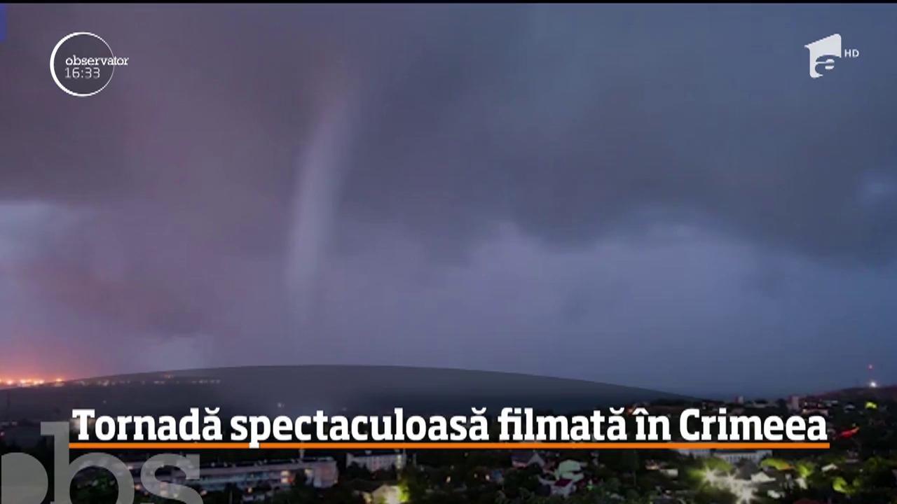 Imagini spectaculoase! O tornadă a fost filmată în timp ce mătura tot ce îi ieşea în cale