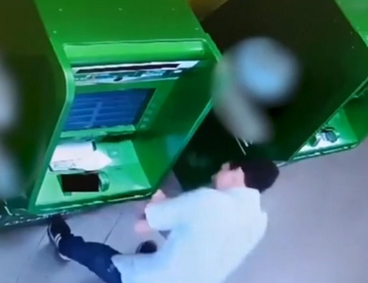 Un hoț a vrut să spargă bancomatul și să ia banii, dar a trăit un adevărat șoc! Ce a găsit înăuntru (VIDEO)
