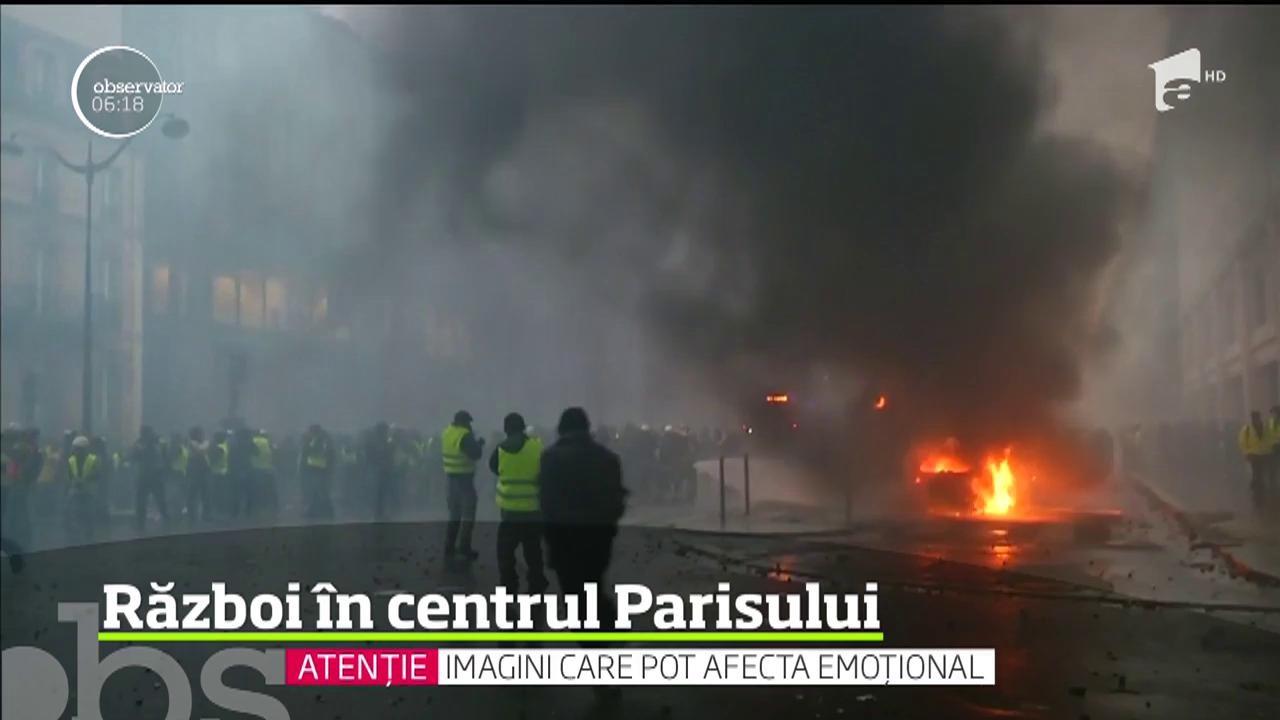 Imagini șoc! Violențe în Paris, după ce prețul carburanților a crescut: Protestatarii dau foc la clădiri şi maşini