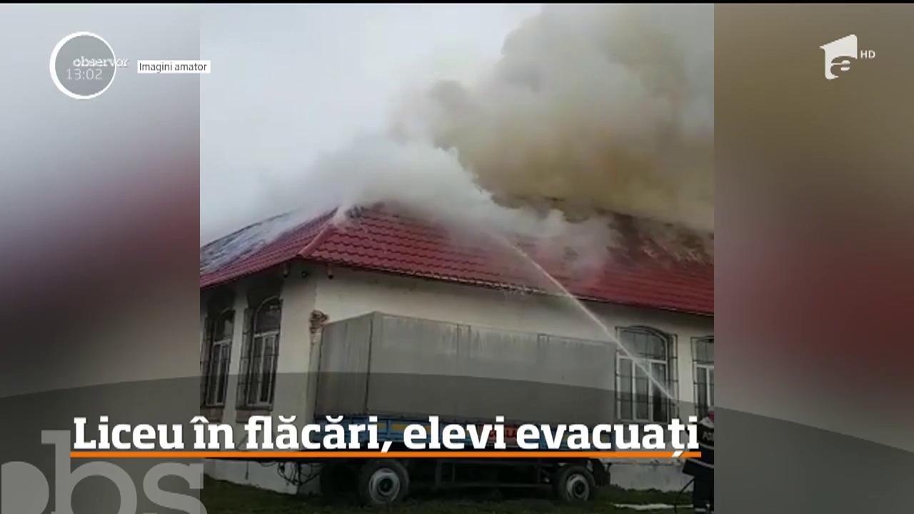 O școală a luat foc și flăcările s-au extins rapid! Zeci de elevi au fost evacuați de urgență (VIDEO)