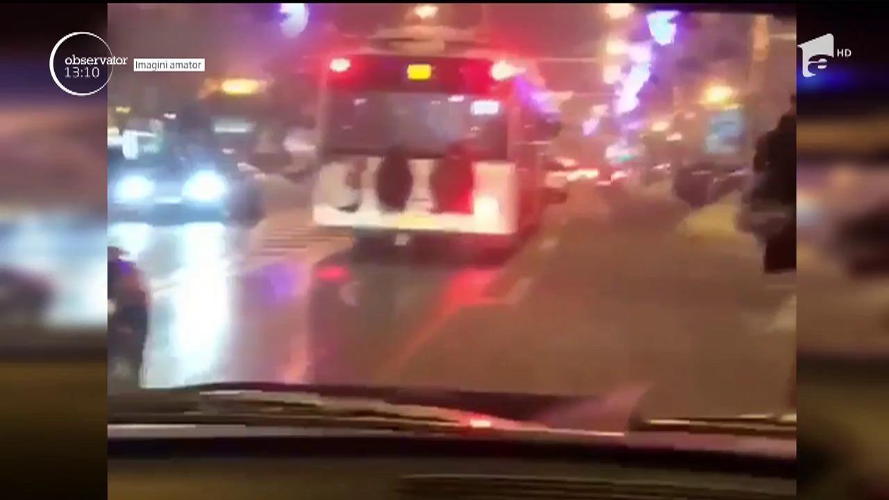Inconștiență cu consecințe grave! Trei tineri au fost filmați în timp ce mergeau agățați de spatele unui autobuz, în plin trafic