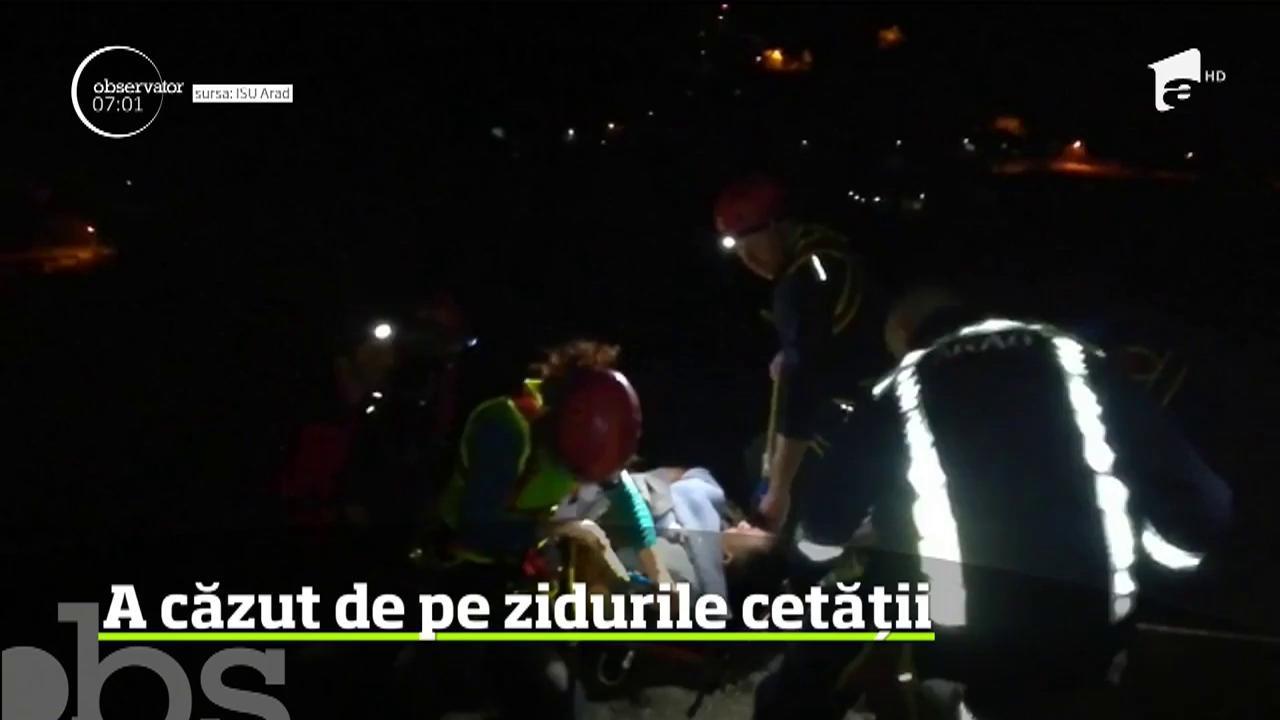 A fost la un pas să moară din cauza unui moment de neatenție! Un turist a căzut de pe zidurile Cetăţii Şoimoș
