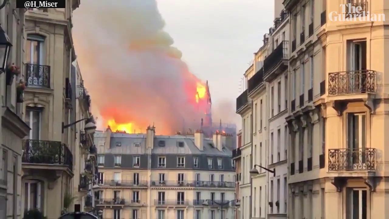 A ars și coroana de spini a lui Iisus Hristos! Momentul în care turnul Catedralei Notre-Dame cade în flăcări!