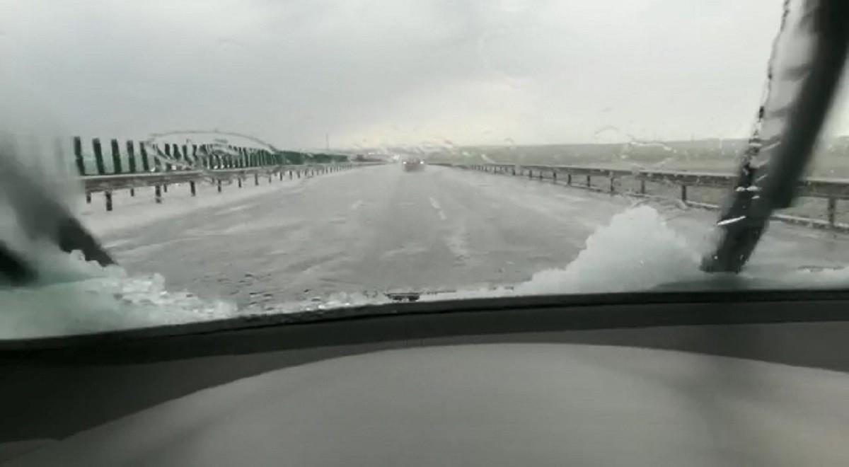 Video, „Ninge” pe Autostrada Soarelui!!! Grindina a acoperit tot A2. Conducătorii auto s-au oprit pe banda de urgență