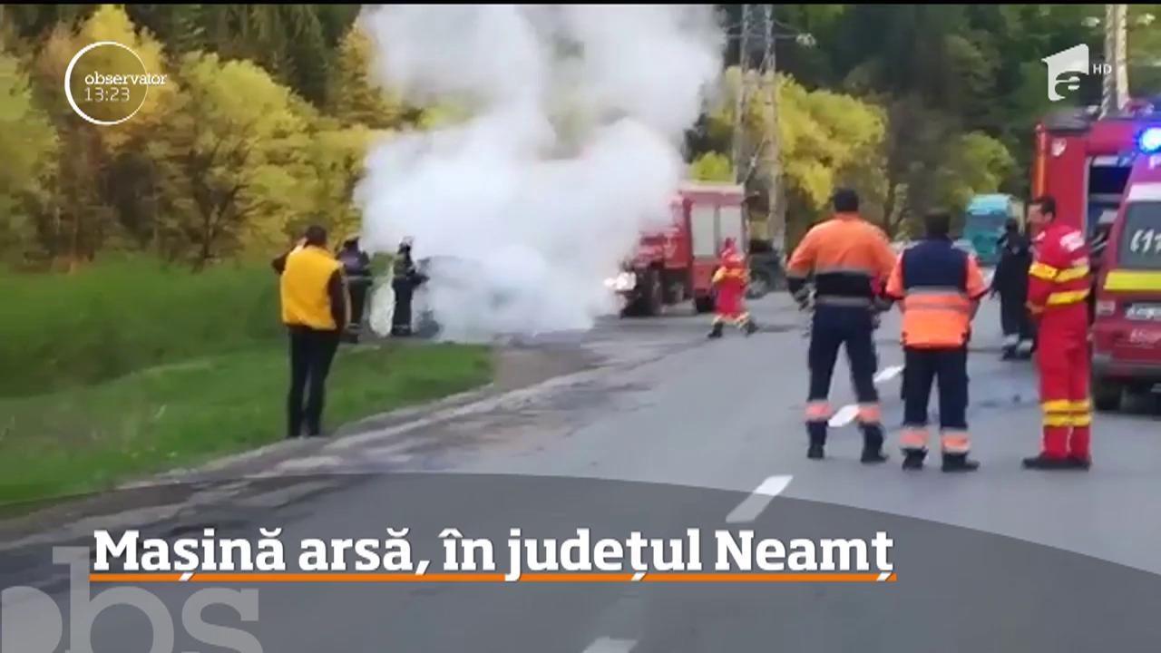 Imagini dramatice în Neamț! O mașină arde ca o torță, pe marginea unui drum intens circulat. Traficul este blocat pe ambele sensuri