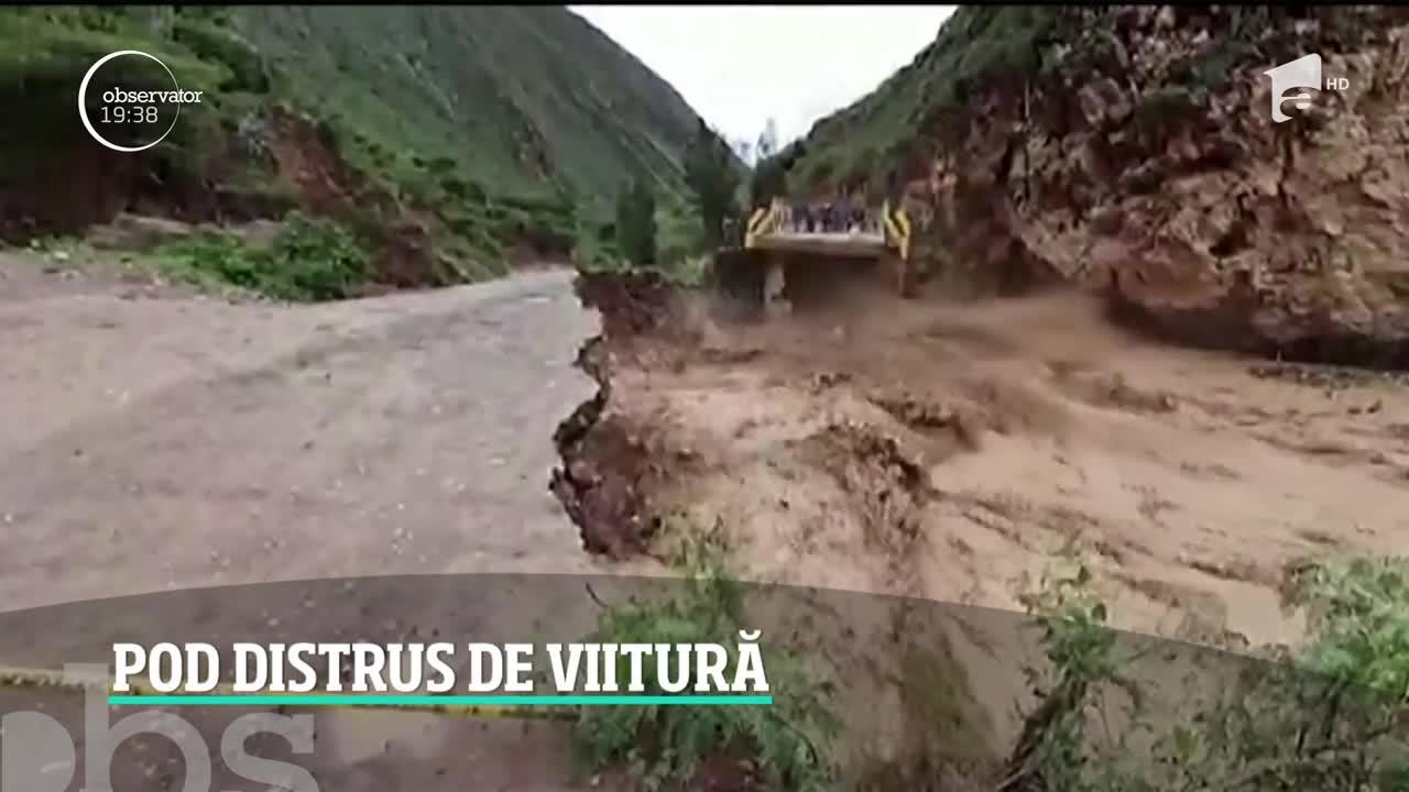 VIDEO/ Imagini dramatice au fost surprinse în Peru, unde o viitură puternică a rupt şoseaua în câteva secunde