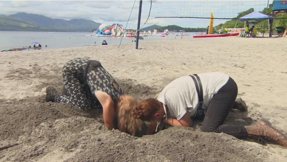 Au făcut cratere pe plajă! Concurenții din Asia Express au răscolit nisipul după indicii! „Am săpat de ziceai că facem fundație la o casă”