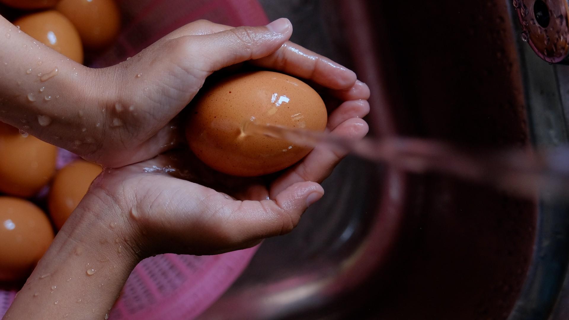 De ce nu trebuie să speli ouăle înainte de consum. Ce se întâmplă cu acestea la contactul cu apa