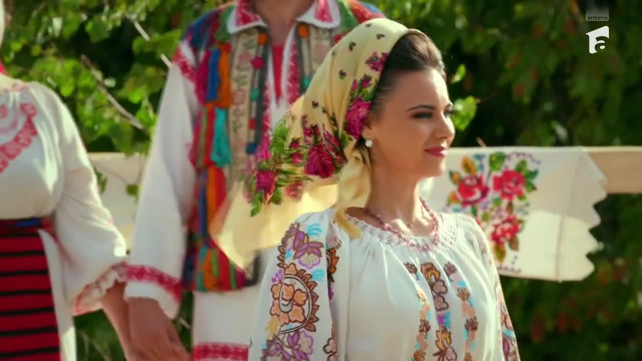 Adriana Trandafir a cântat melodii din folclorul românesc. Cum sună live vocea actriței