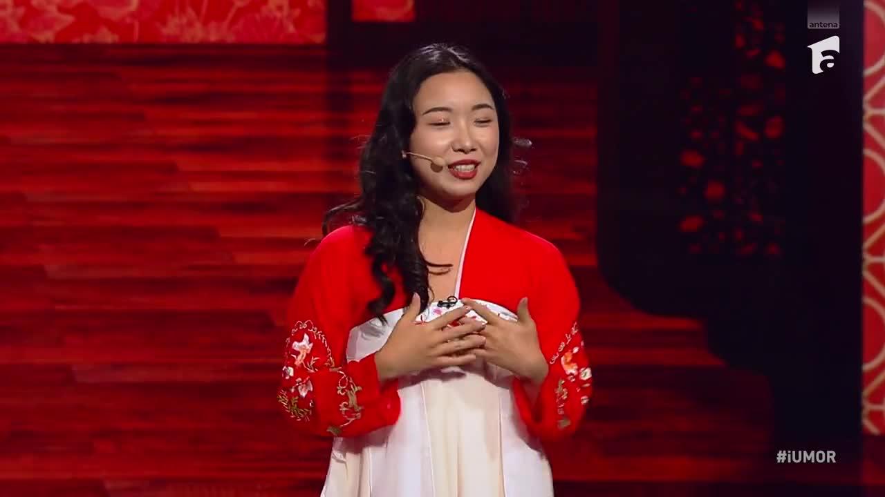 iUmor sezonul 15, 2 decembrie 2023. Emilia Wu, chinezoaica care a făcut roast României. Gluma care l-a dat pe spate pe Natanticu