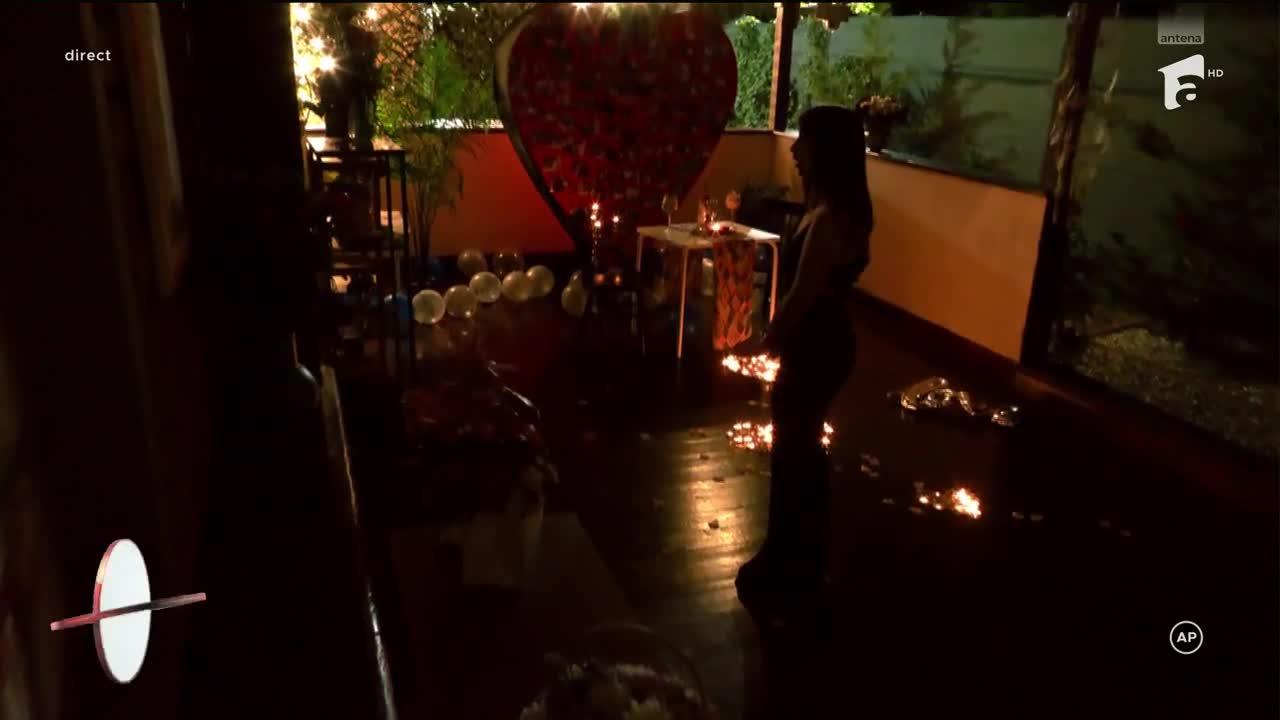Elena i-a pregătit pe terasă o inimă foarte mare roșie pe care a lipise fotografii cu ei. Cei doi au dansat la lumina lumânărilor și s-au sărutat.