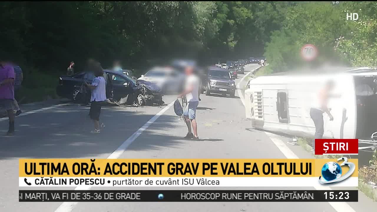 Accident extrem de grav pe Valea Oltului! 21 de răniți, după ce un autoturism a lovit un microbuz. Imagini de la fața locului