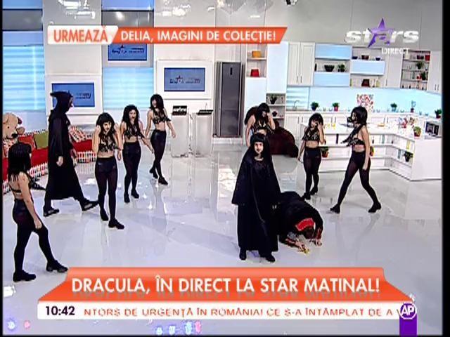 Dracula a venit direct la emisiune! Și stai să vezi ce dansatoare sexy are! (VIDEO)