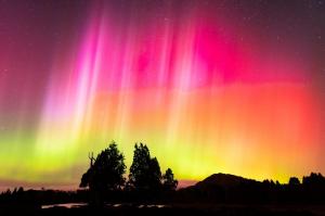 Aurora boreală s-a văzut din nou pe cerul României. Ce imagini au surprins românii cu superbul fenomen