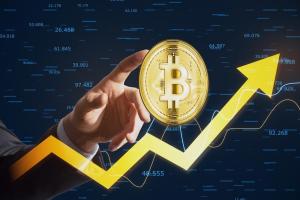 Prețul unui Bitcoin aproape s-a triplat în ultimul an. Cât costă criptomoneda acum