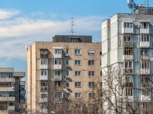 Ce a putut un român să își facă la ușa apartamentului său. Vecinii au venit să vadă „minunea” cu ochii lor