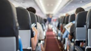 Un bărbat a fost dat afară din avion după ce a refuzat să se așeze lângă o femeie. De ce a dat acum în judecată compania aeriană