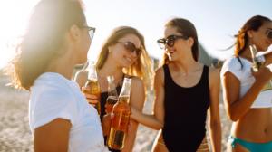 Două stațiuni iubite de români interzic consumul de alcool pe plajă. De ce au luat autoritățile această decizie