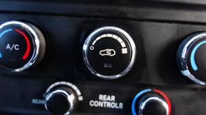 Cum se folosește de fapt butonul de recirculare a aerului conditionat la mașină! Majoritatea șoferilor nu știu cum funcționează