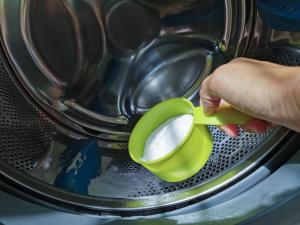 O femeie a vrut să vadă ce se întâmplă dacă pune bicarbonat de sodiu în mașina de spălat rufe, înainte s-o pornească. Ce a urmat