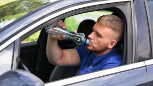 De ce nu ar trebui să bei apa uitată în mașină chiar și pentru câteva ore atunci când temperaturile sunt extrem de ridicate