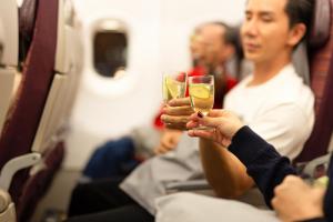 Ce se întâmplă în organism dacă bei alcool înainte sau în timpul călătoriei cu avionul. Riscurile sunt multe