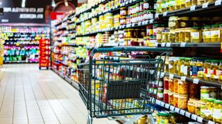 Patru produse alimentare cumpărate de zeci de români au fost retrase de la vânzare. Ce pericole ascund