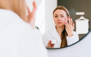 (P) 7 semne mai puțin vizibile ale oboselii care îți afectează tenul și cum le poți corecta