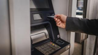 Cât vor plăti românii când retrag banii cash de la ATM-ul băncii care a emis cardul