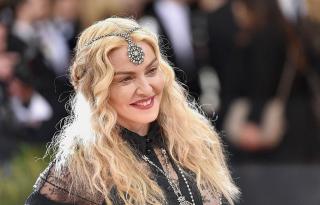 Cum arată Madonna fără machiaj și filtre. Regina muzicii pop a fost surprinsă în timpul unei plimbări cu bicicleta