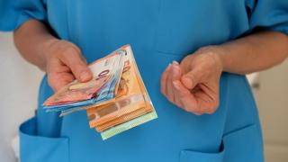 Medicii și asistentele din România pot primi până la 5.000 € în plus anual. Ce condiții trebuie să îndeplinească