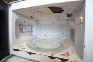 Pericolul ascuns din cuptorul cu microunde. Incredibil câte bacterii se găsesc în interior și cum ne afectează sănătatea