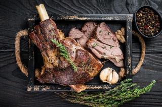 La ce temperatură se face friptura de miel la cuptor. Trucuri pentru o carne fragedă