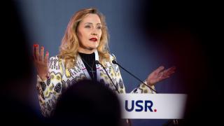 Cât costă rochia pe care a purtat-o Elena Lasconi la dezbaterea electorală. Piesa vestimentară aparține brandului Andreei Raicu