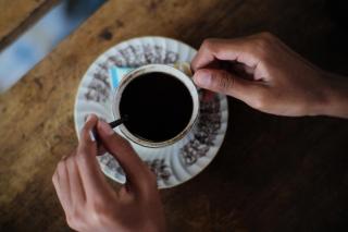 Efectele cafelei pe stomacul gol. Ce se întâmplă când o consumăm dimineața, înainte de alte alimente