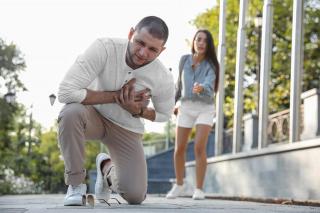 De ce mor bărbații „de inimă frântă” mai des decât femeile. Experții au dezvăluit motivul real