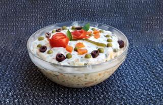 Cât timp se fierbe carnea de pui pentru salata de boeuf? Pașii ca să obții cea mai bună salată de boeuf