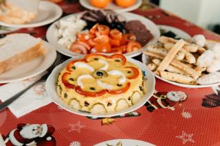 Cu ce merge salata de boeuf. Recomandări de preparate care se potrivesc de minune