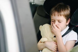 Răul de mașină la copii. De ce apare și cum îl putem preveni și trata