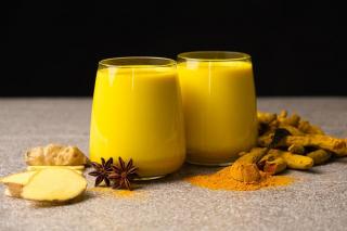 Golden milk, băutura care nu este doar delicioasă, dar este și sănătoasă. Cum o prepari acasă