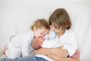 Ești primul născut, copilul mijlociu sau bebelușul familiei? Locul tău în ordinea nașterii îți afectează sănătatea.