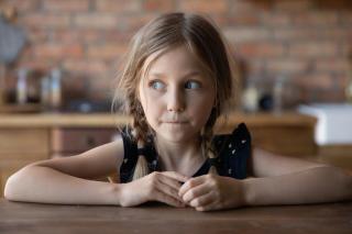 Ai fost copilul „cuminte”? 11 semne că ți-a afectat viața mai mult decât crezi
