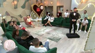 Mireasa sezonul 11. Băieții au îmbrăcat costumele de mire și au defilat în fața părinților. Au curs multe lacrimi